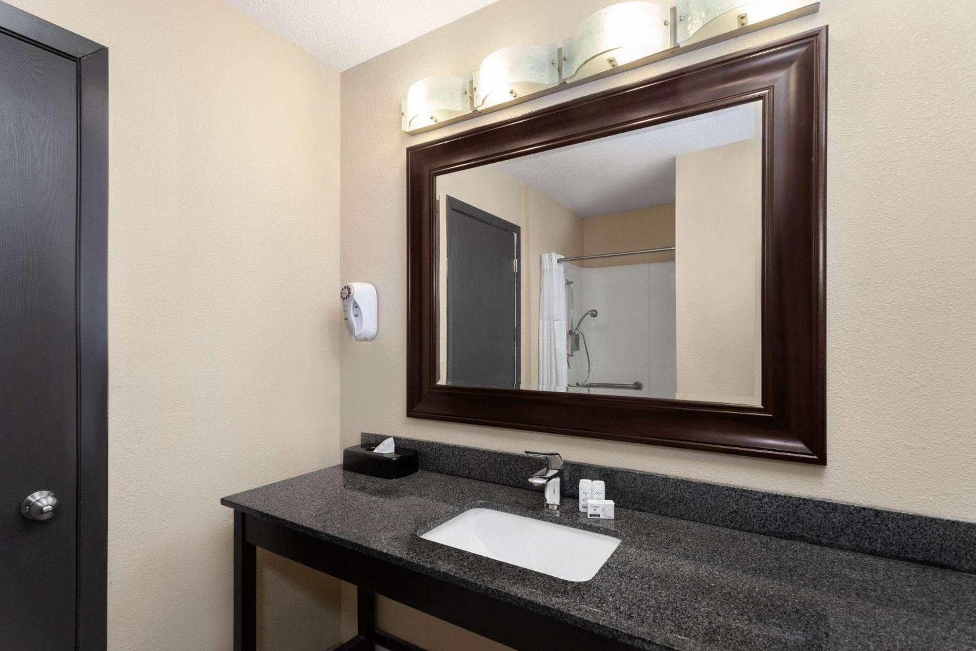 Baymont By Wyndham Copley Akron Exterior photo